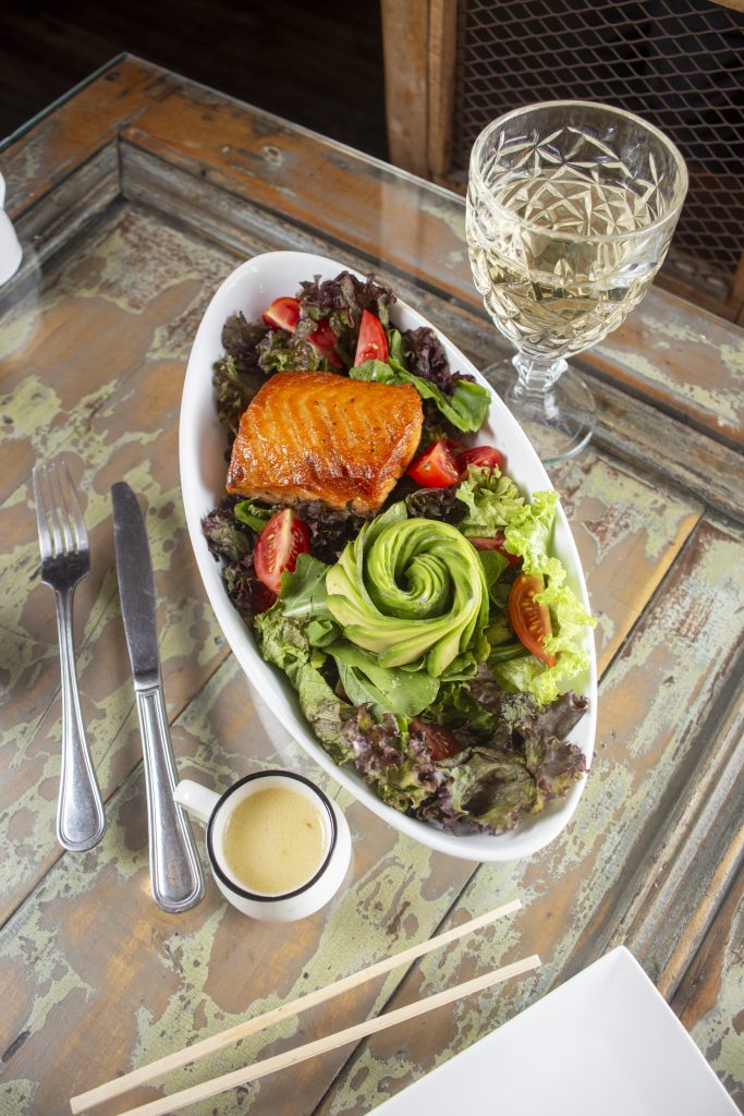 Ensalada de salmón de Alto Restobar